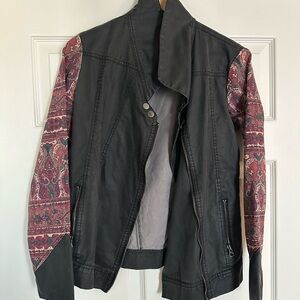 Motorcycle jacket with unique sleeve design